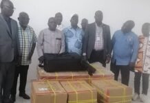 Dr Albert Flindé fait un don au Service Communication-Information