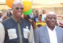 Le maire Abou Fofana immortalise le Ministre, Gouverneur, Dr Albert Flindé